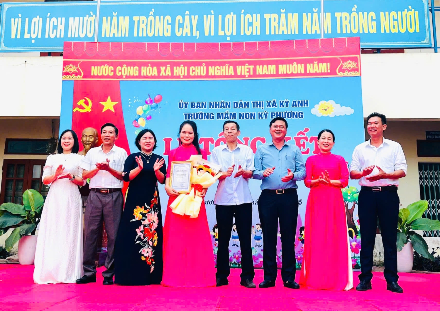 Khen thưởng Vân