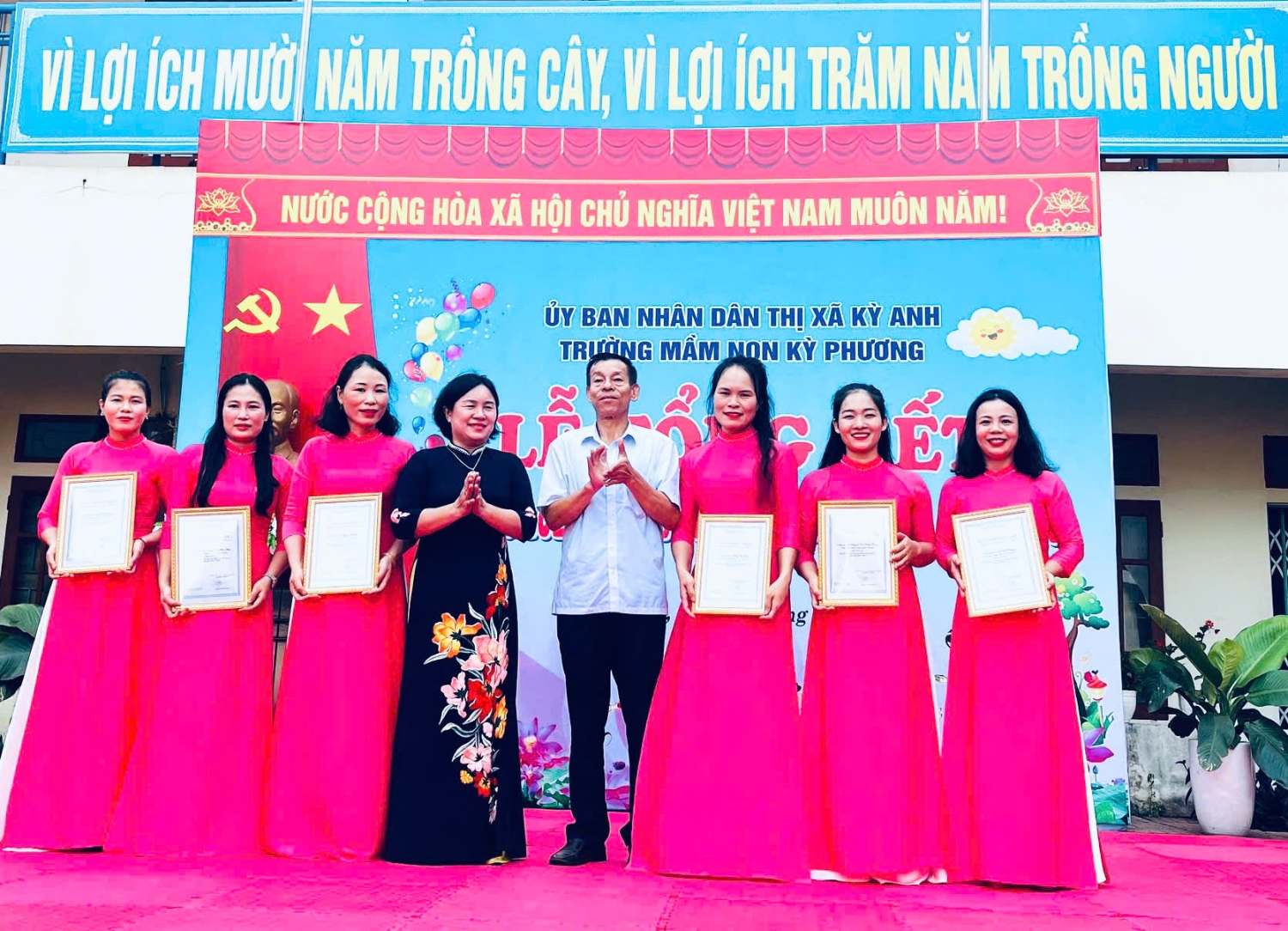 Tặng giấy khen