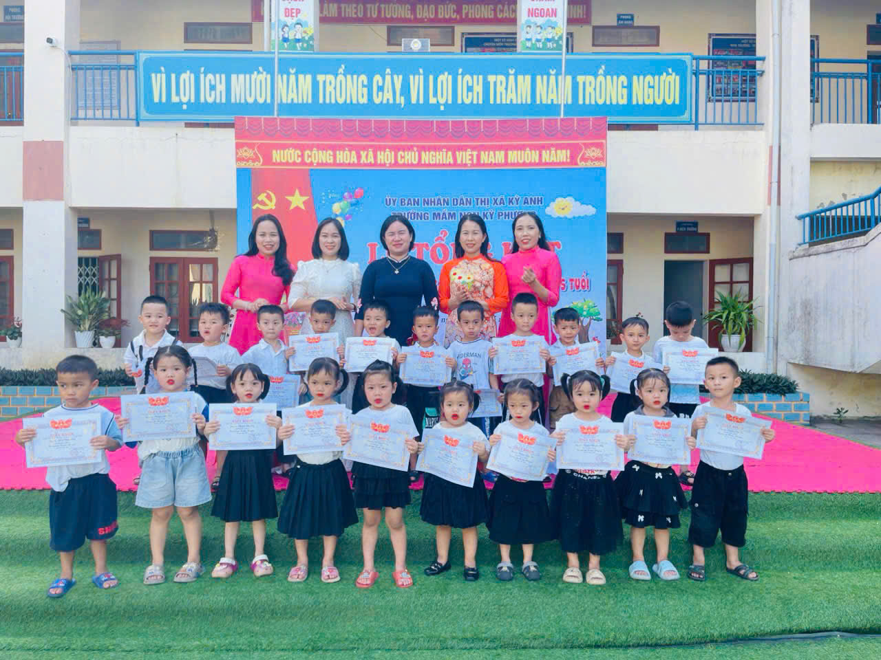 ảnh nhận giấy khen H