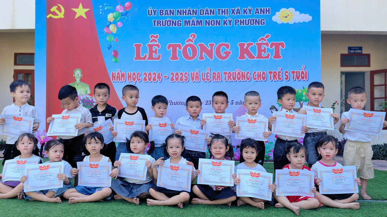 ảnh trẻ nhận giấy khen