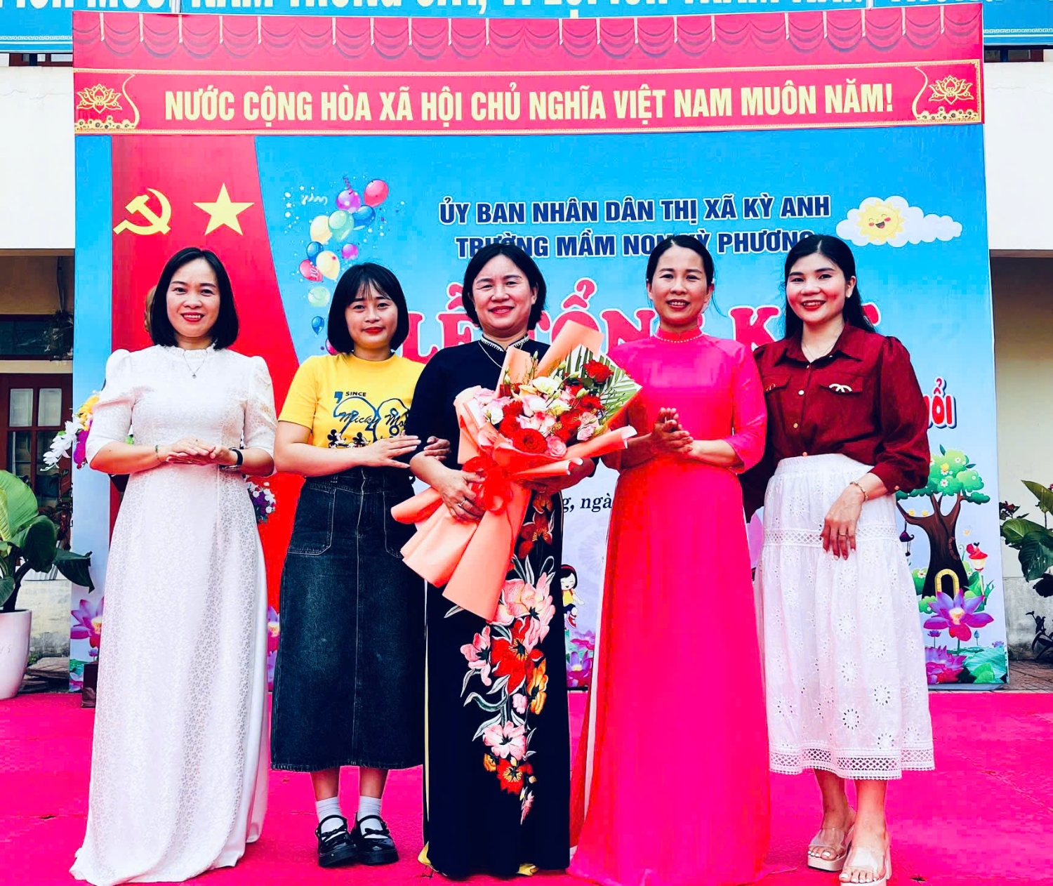 phụ huynh tặng hoa