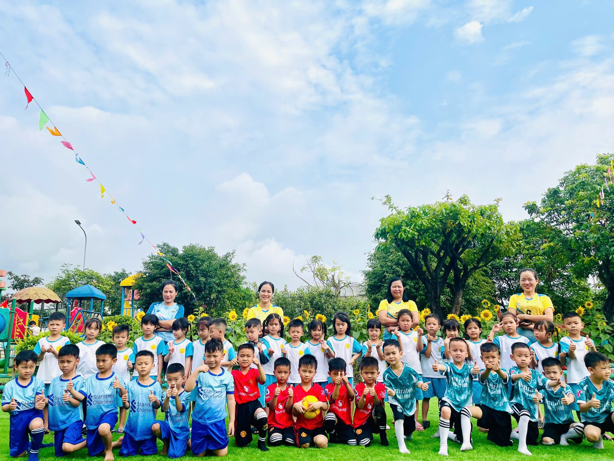 TRƯỜNG MẦM NON KỲ PHƯƠNG SÔI ĐỘNG GIAO LƯU BÓNG ĐÁ RỘN RÀNG NGÀY ĐẦU NĂM