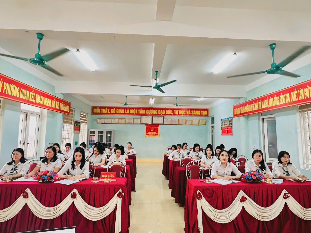 CHI BỘ TRƯỜNG MẦM NON SINH HOẠT CHUYÊN ĐỀ "TĂNG CƯỜNG CÔNG TÁC LÃNH ĐẠO NHẰM GIỮ VỮNG VÀ NÂNG CAO CHẤT LƯỢNG KIỂM ĐỊNH CHẤT LƯỢNG GIÁO DỤC CẤP ĐỘ 3 GIAI ĐOẠN 2021–2026"