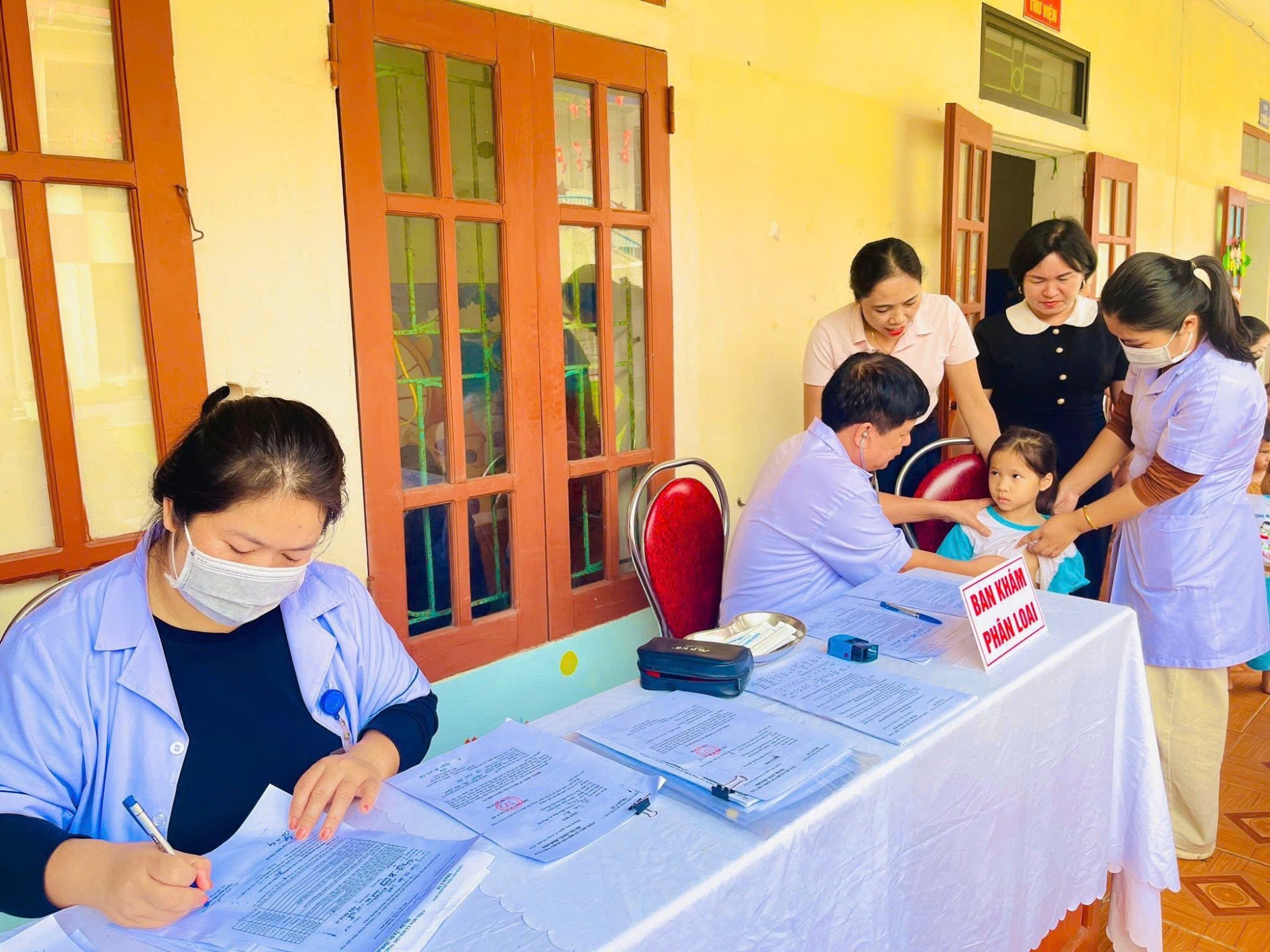 TRƯỜNG MẦM NON KỲ PHƯƠNG PHỐI HỢP TRẠM Y TẾ  PHƯỜNG HOÀNH SƠN TỔ CHỨC TIÊM BÙ LIỀU CHO TRẺ!